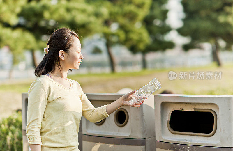 亚洲妇女回收塑料瓶