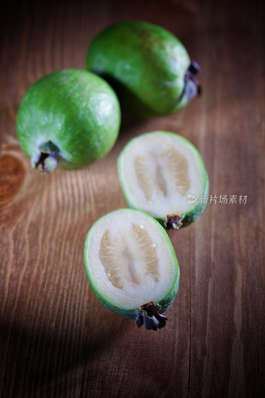 在木桌上放Feijoa