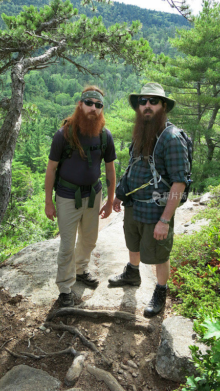 在缅因州阿卡迪亚山崖徒步旅行的大胡子徒步旅行者