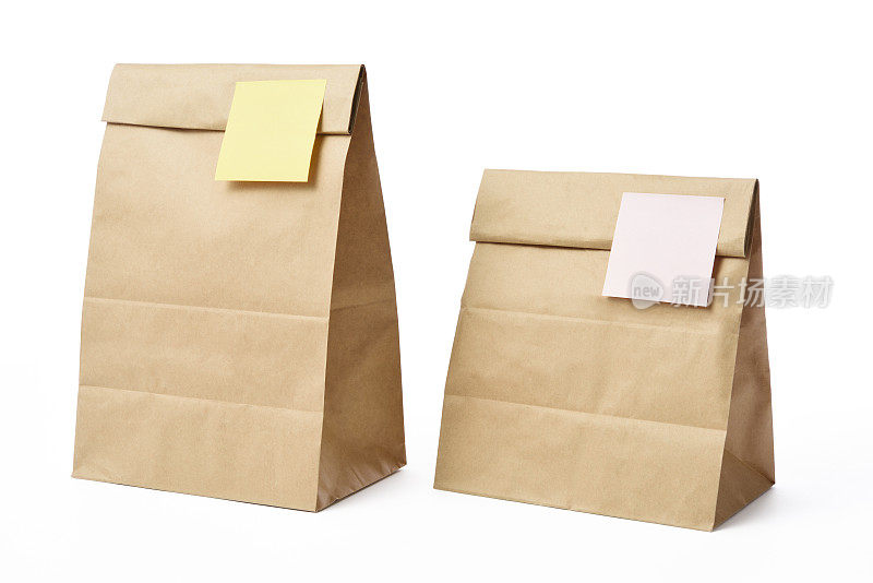 两个棕色纸袋，白色纸袋上有黄色便利贴