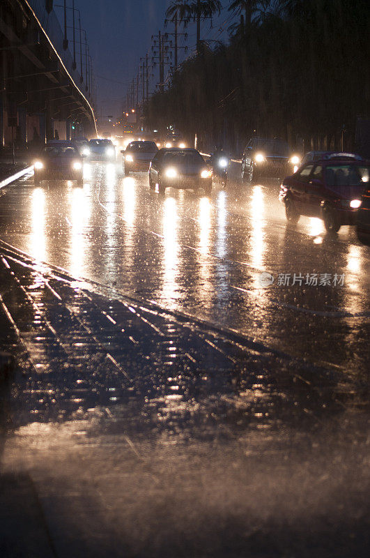 泰国曼谷的雨中交通前灯