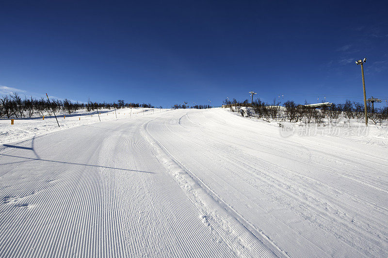 新修整的滑雪场欢迎第一位滑雪者
