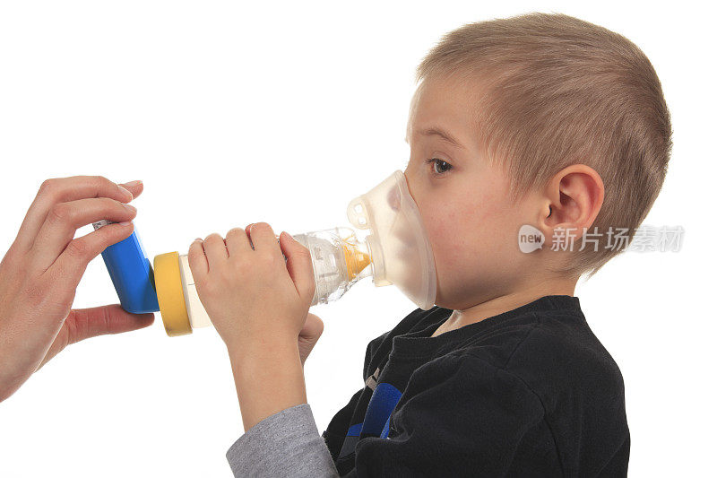 哮喘控股的男孩