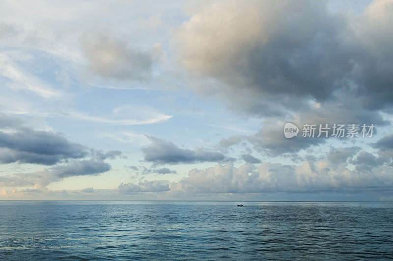 加勒比海上的蓝色夜晚