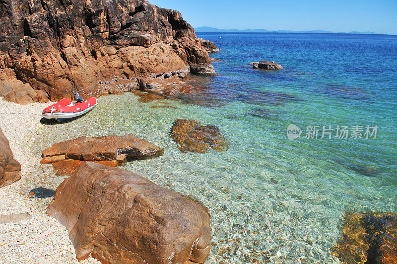 夏天僻静的海岛海滩。