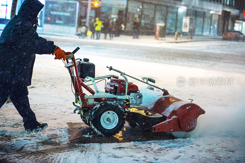 暴风雪期间纽约街道的除雪工作