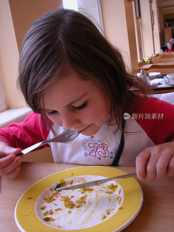 孩子吃了她所有的食物