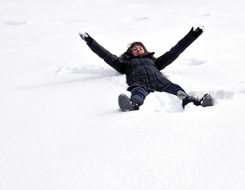 躺在雪地里