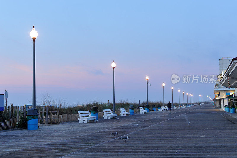 宽阔的海滩木板路