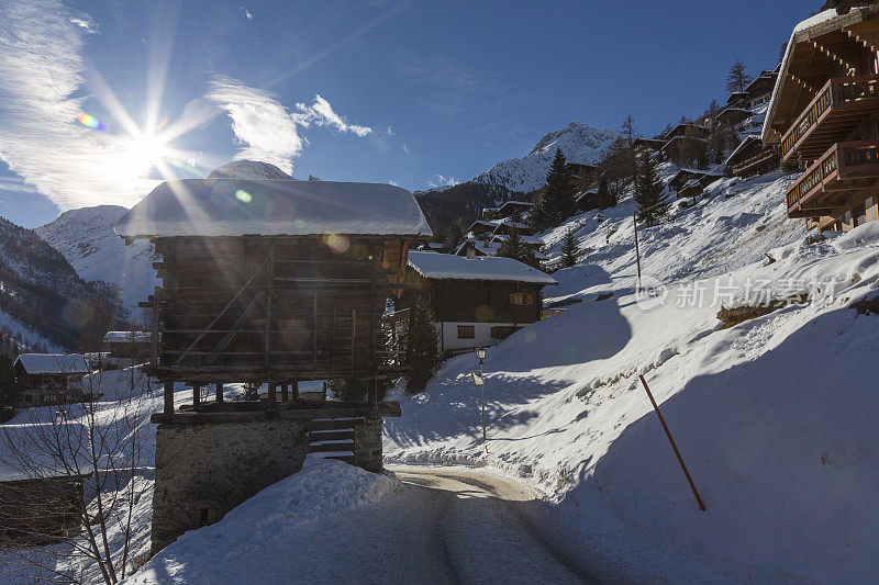 雪覆盖的瑞士高山小屋和村庄