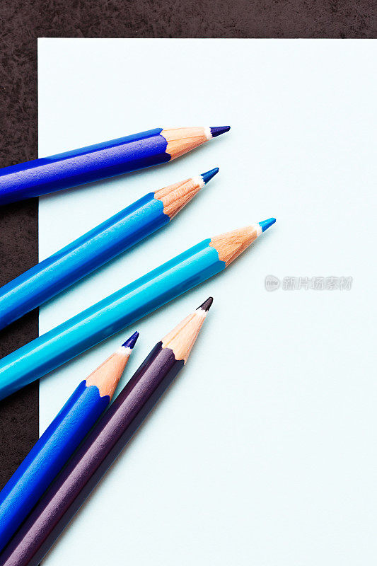 五支蓝色铅笔准备画一幅杰作