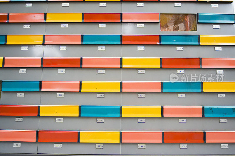 一排彩色的信箱