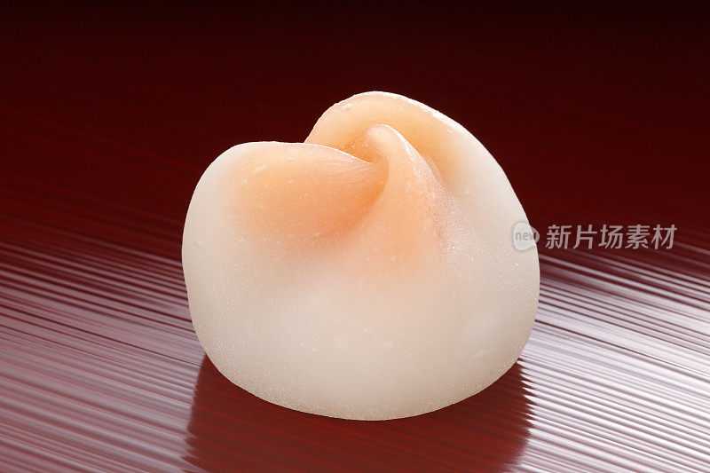 日本传统的糖果蛋糕“wagashi”在盘子里