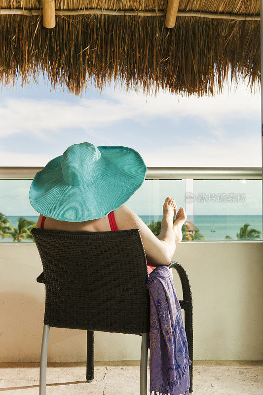 在度假酒店阳台上放松的女人