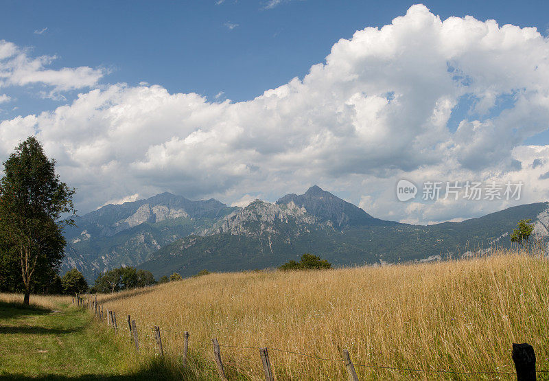 阿尔卑斯全景与白云