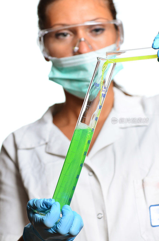 年轻的化学科学家在实验室用药物溶液做实验