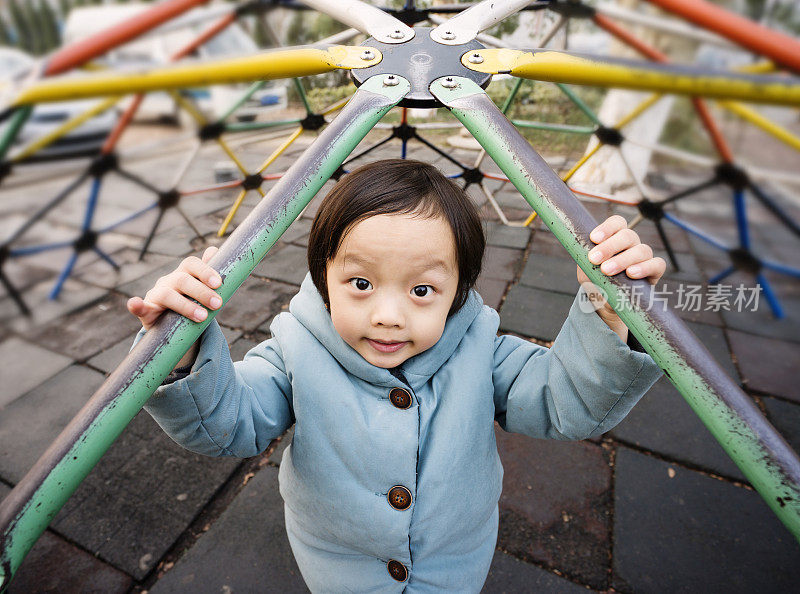 孩子们在操场上玩耍