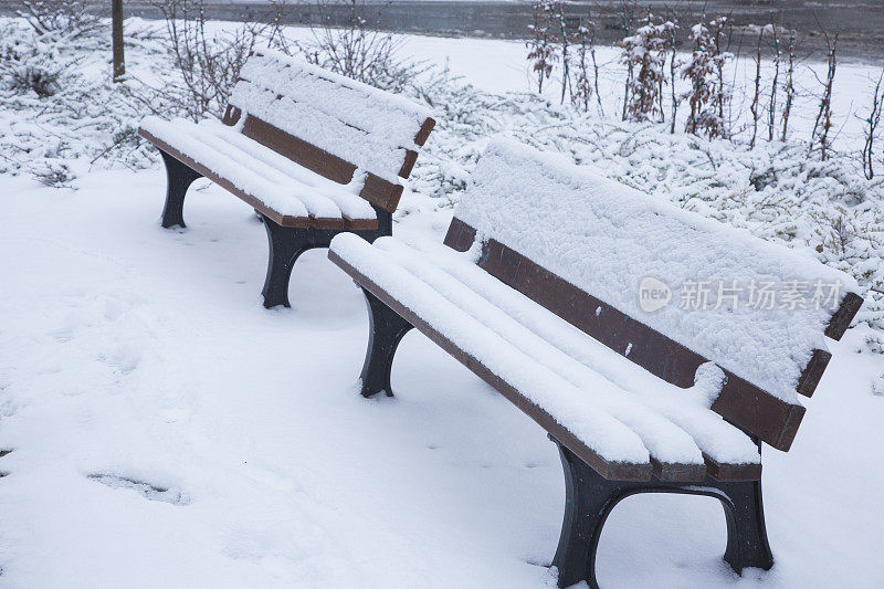 白雪覆盖的公园长椅