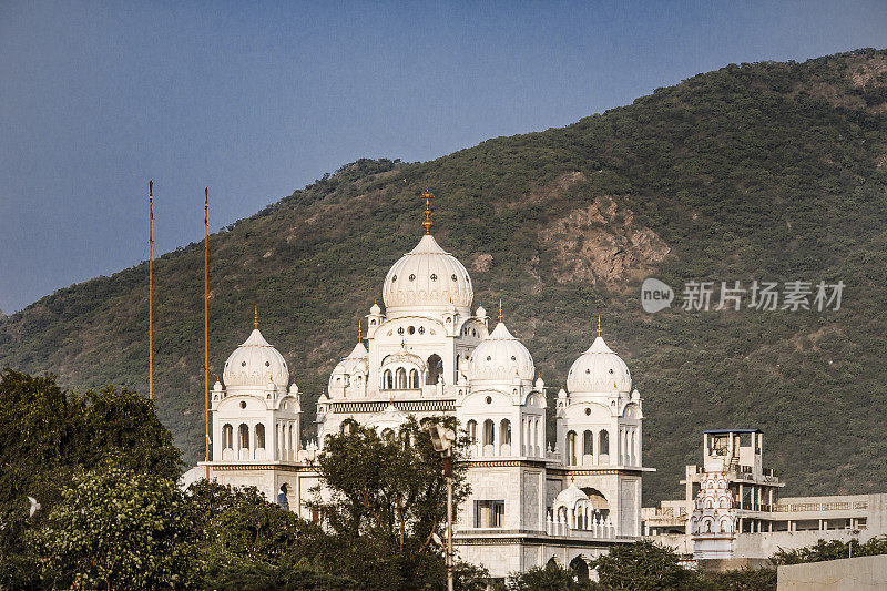 印度拉贾斯坦邦普什卡的白色锡克教寺庙