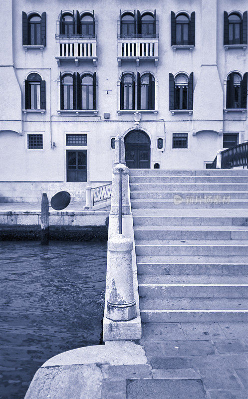 穿过运河的威尼斯楼梯