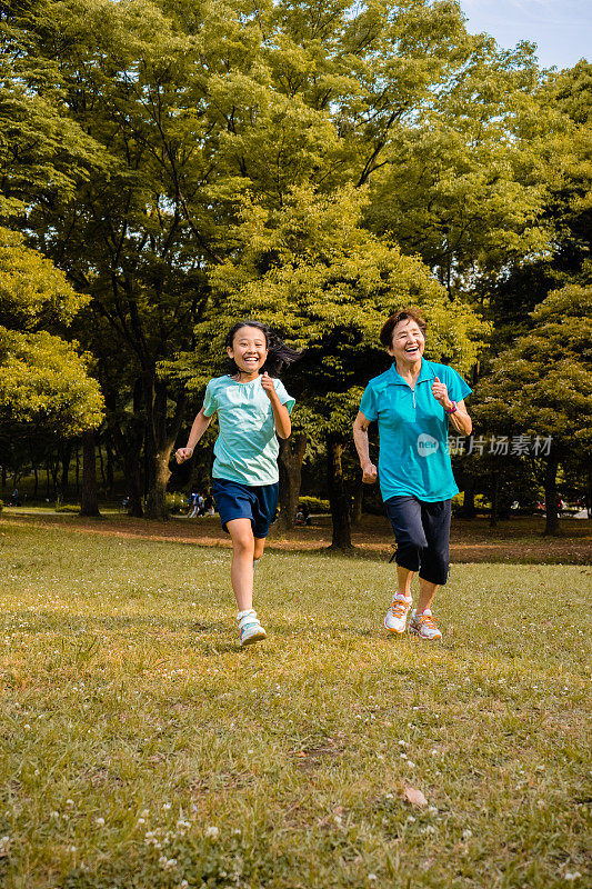 日本女孩和奶奶在公园里跑步