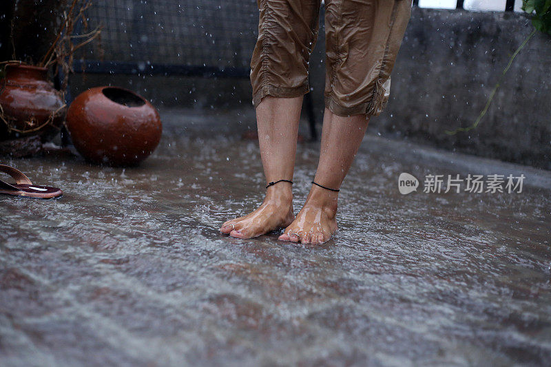 低截面的女人站在雨中