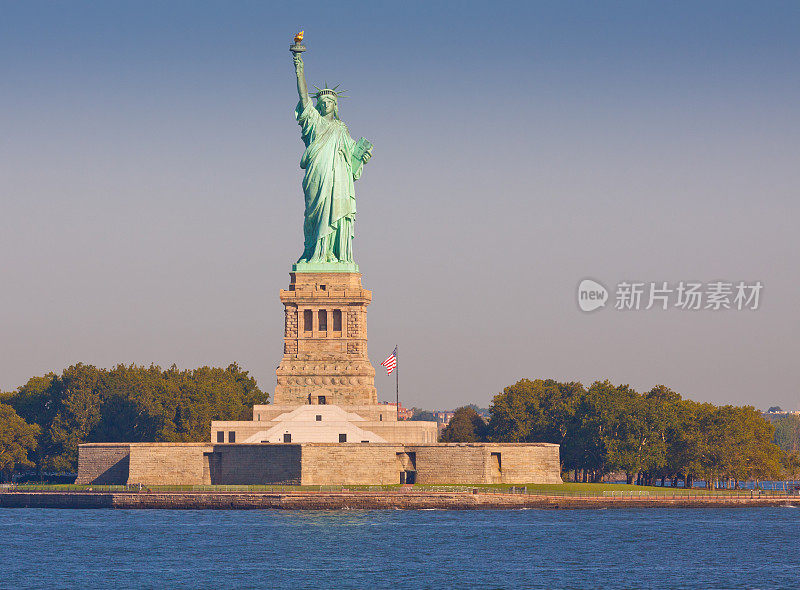 纽约清晨的自由女神像。