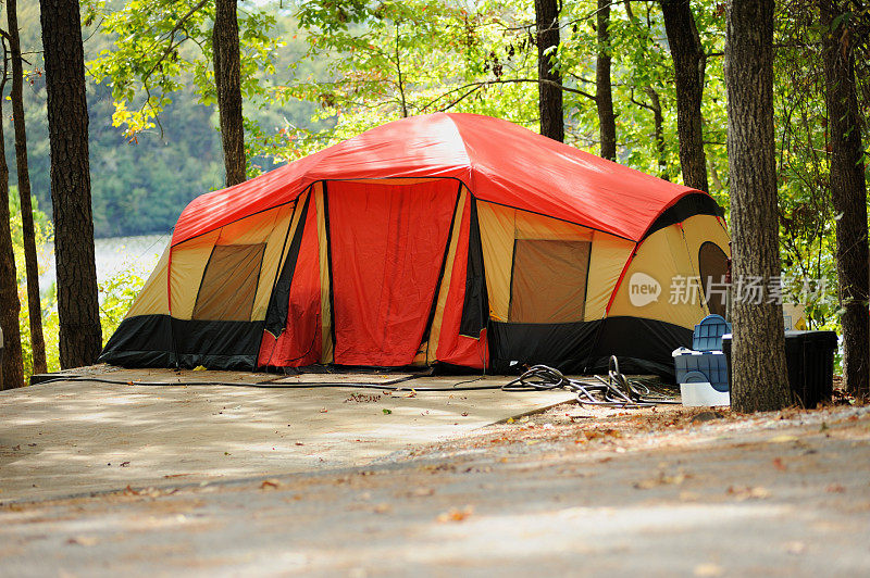 在河边或湖边的营地搭帐篷