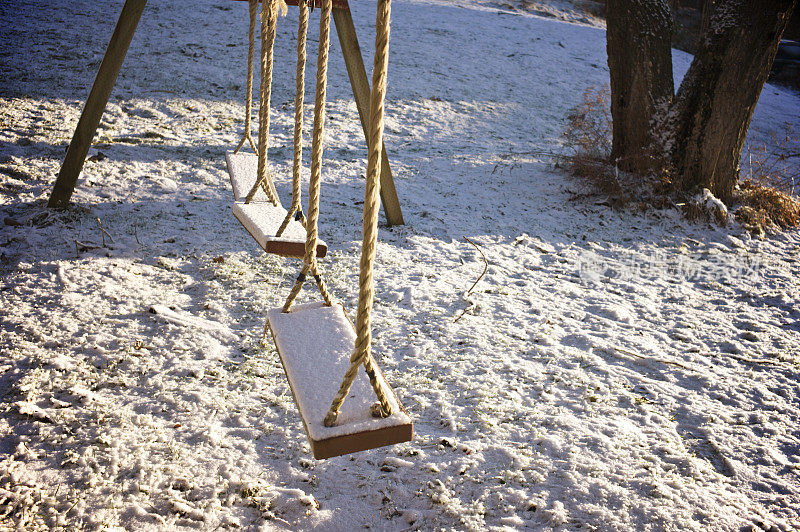 儿童秋千与冬天的雪，马宏湾，新斯科舍省。