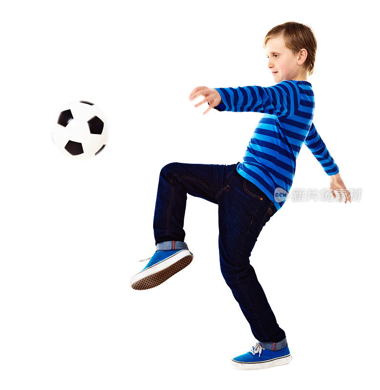 小学生足球运动员用膝盖踢球