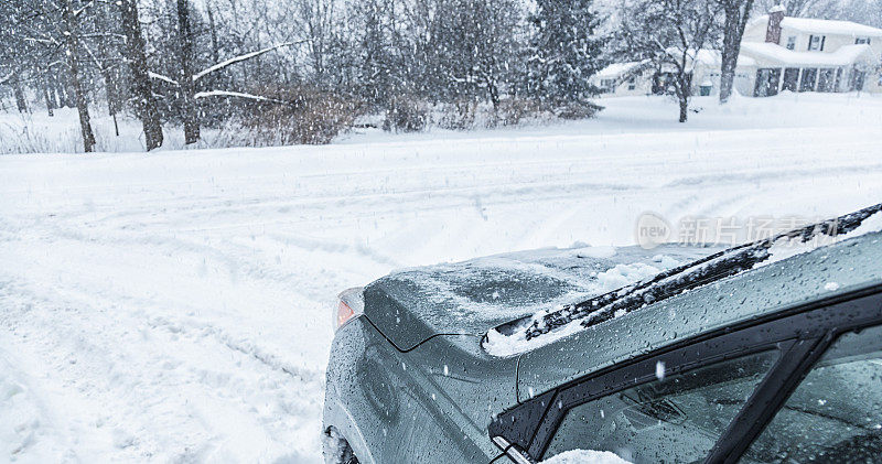 汽车停在暴风雪雪路十字路口