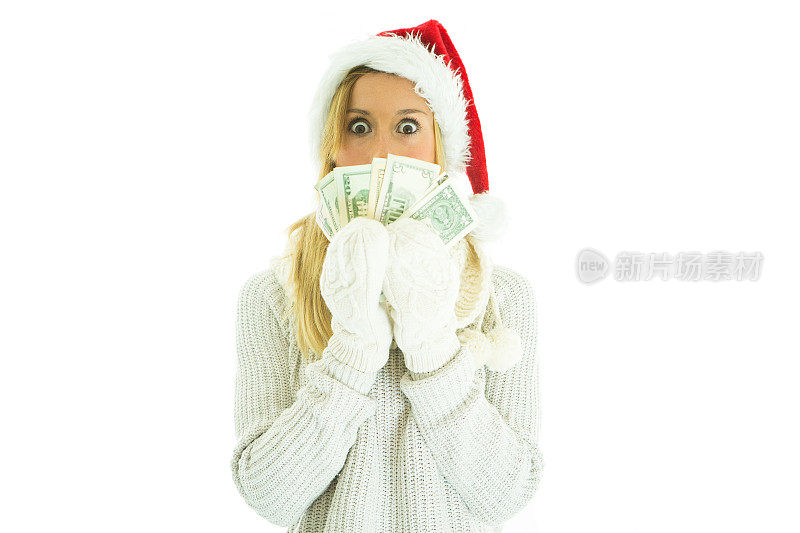 年轻女子戴着圣诞帽，手里拿着美元钞票