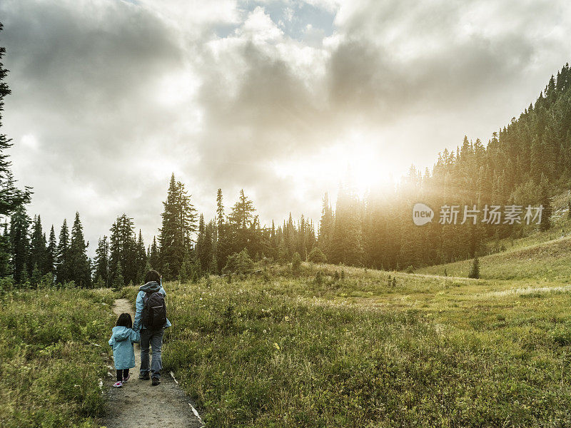 母亲和女儿在雷尼尔山徒步旅行