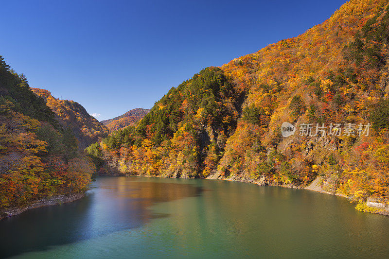 秋天在日本阿尔卑斯山的阿祖萨湖