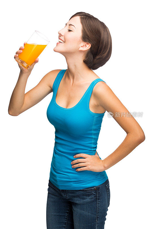 年轻的拉丁女人喝果汁