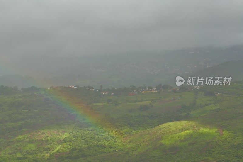 雨、太阳和彩虹