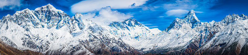 喜马拉雅山的山峰，尼泊尔昆布雪山的全景