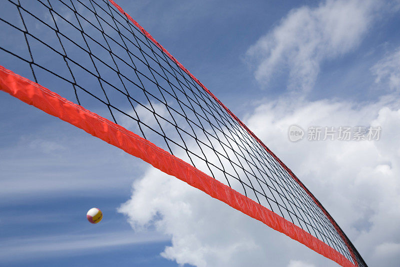 球飞过沙滩排球网