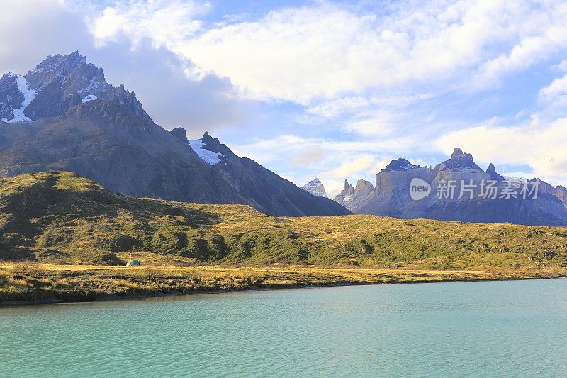 巴塔哥尼亚的风景在蓝色的湖Pehoe天空，智利，美洲