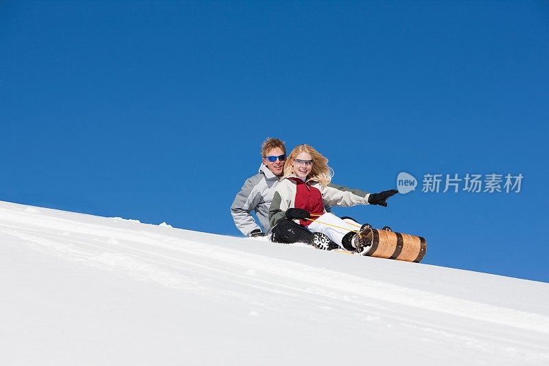 在科罗拉多州拉弗兰德滑雪的年轻夫妇