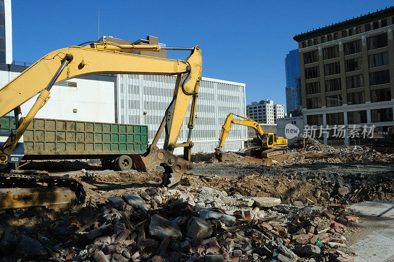 市区重建-挖土机在工作