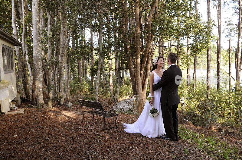 树林里的新婚夫妇