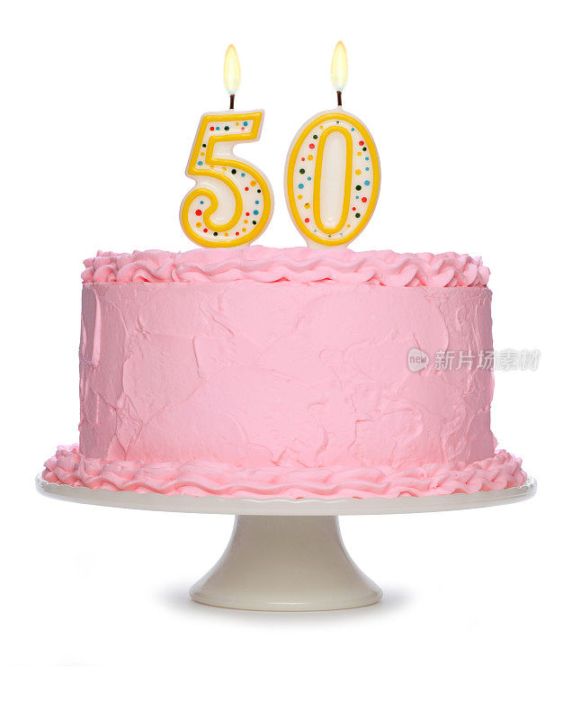 用粉红色糖霜和蜡烛装饰的生日蛋糕