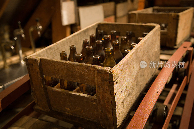 废弃啤酒厂里装着空啤酒瓶的板条箱