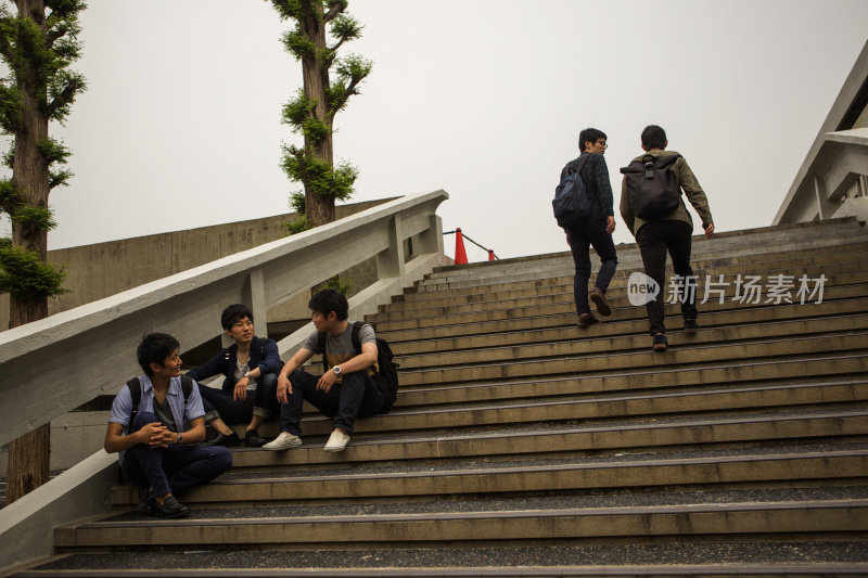 在日本京都，年轻的日本学生在楼梯前等待