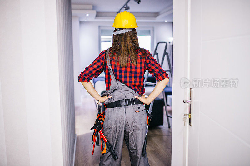 带工具的女建筑工人