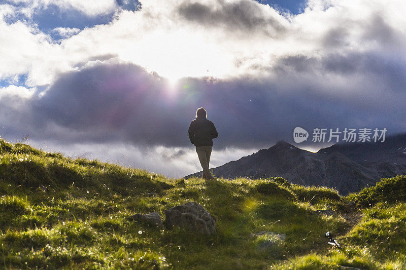 徒步旅行者走在山间小路上