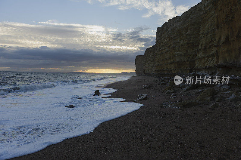 英国多塞特海滩上美丽的日落