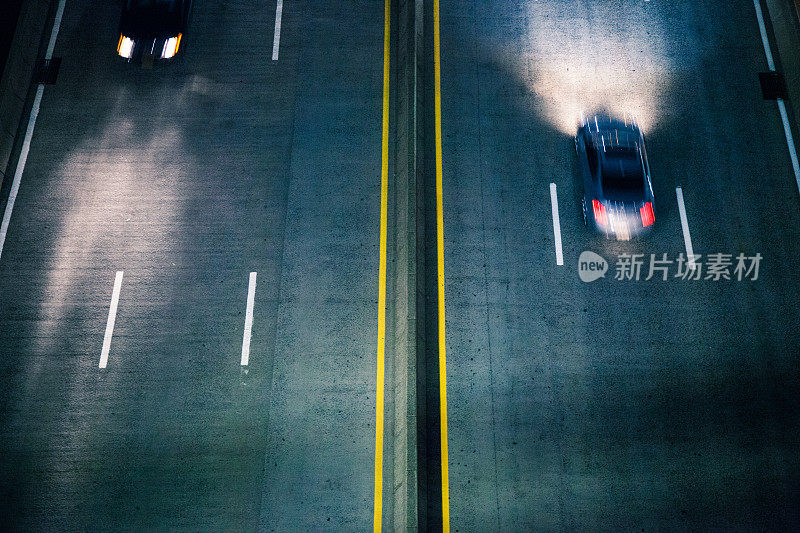 夜间高速公路上的交通