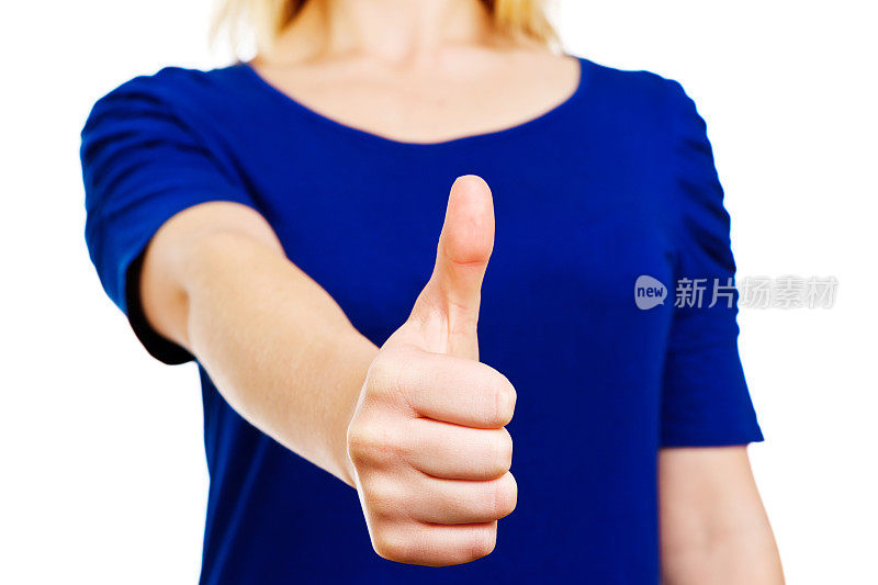 女性的手，竖起大拇指表示赞同